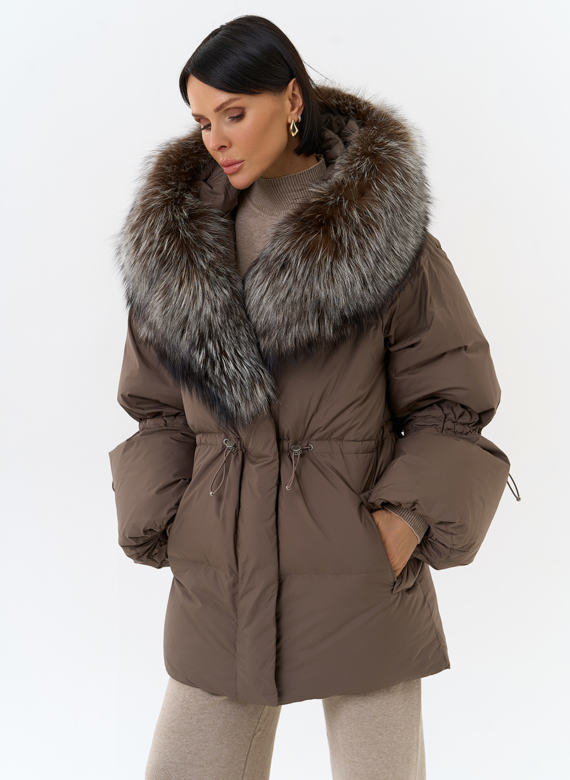 Женский пуховик с капюшоном из меха чернобурки