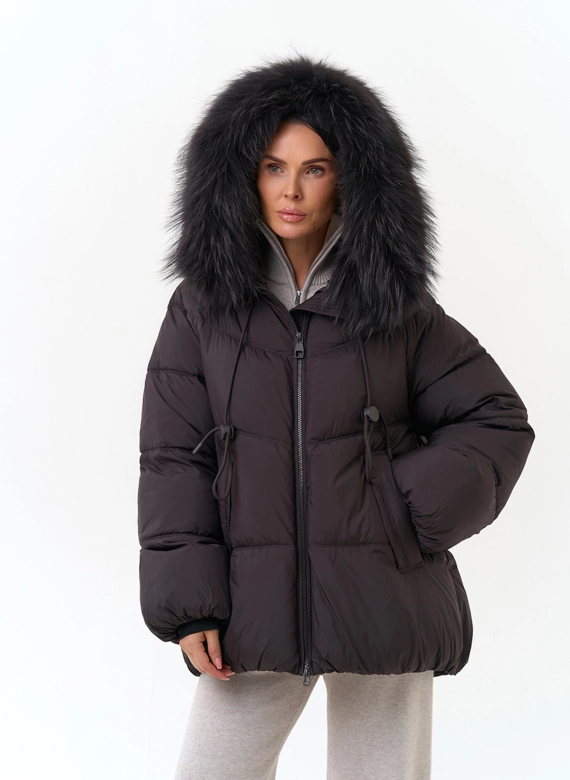 Женский пуховик с мехом енота на капюшоне фото