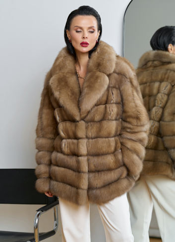 Женская шуба из куницы с английским воротником