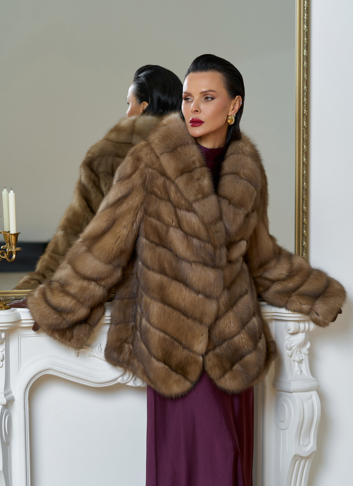 Женская шуба из куницы с воротником шаль