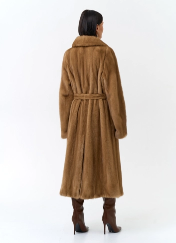 Шуба из меха норки в цвете золото фото