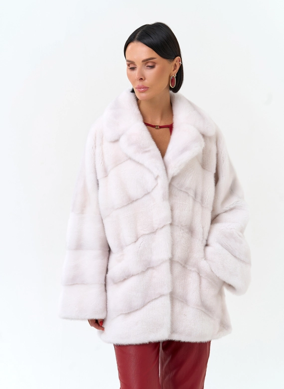 Шуба из меха норки белого цвета фото