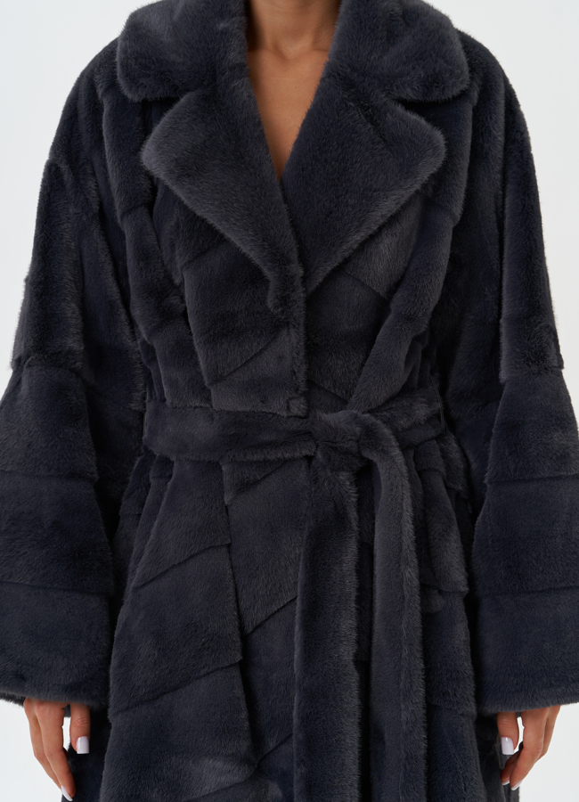 Длинное пальто из эко меха серого цвета модель № 28454 в рассрочку