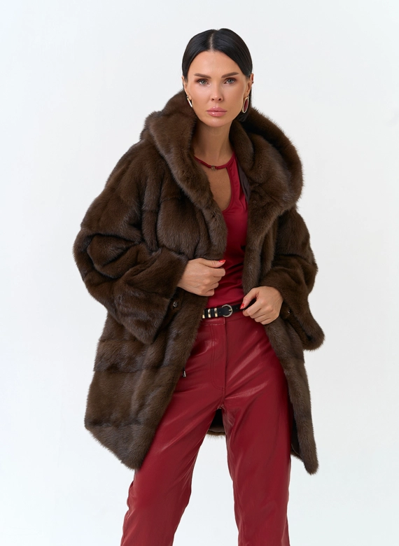 Женская шуба из меха норки с капюшоном фото