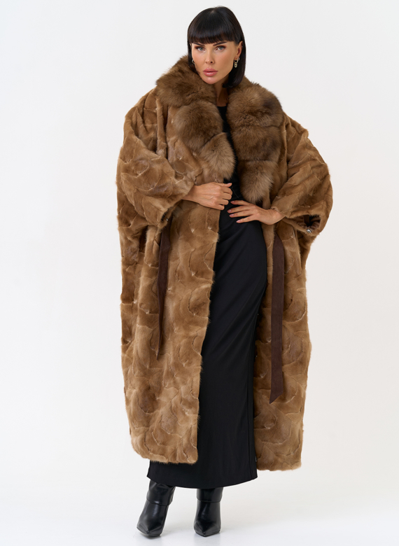 Женская шуба из меха норки с воротником их меха песца